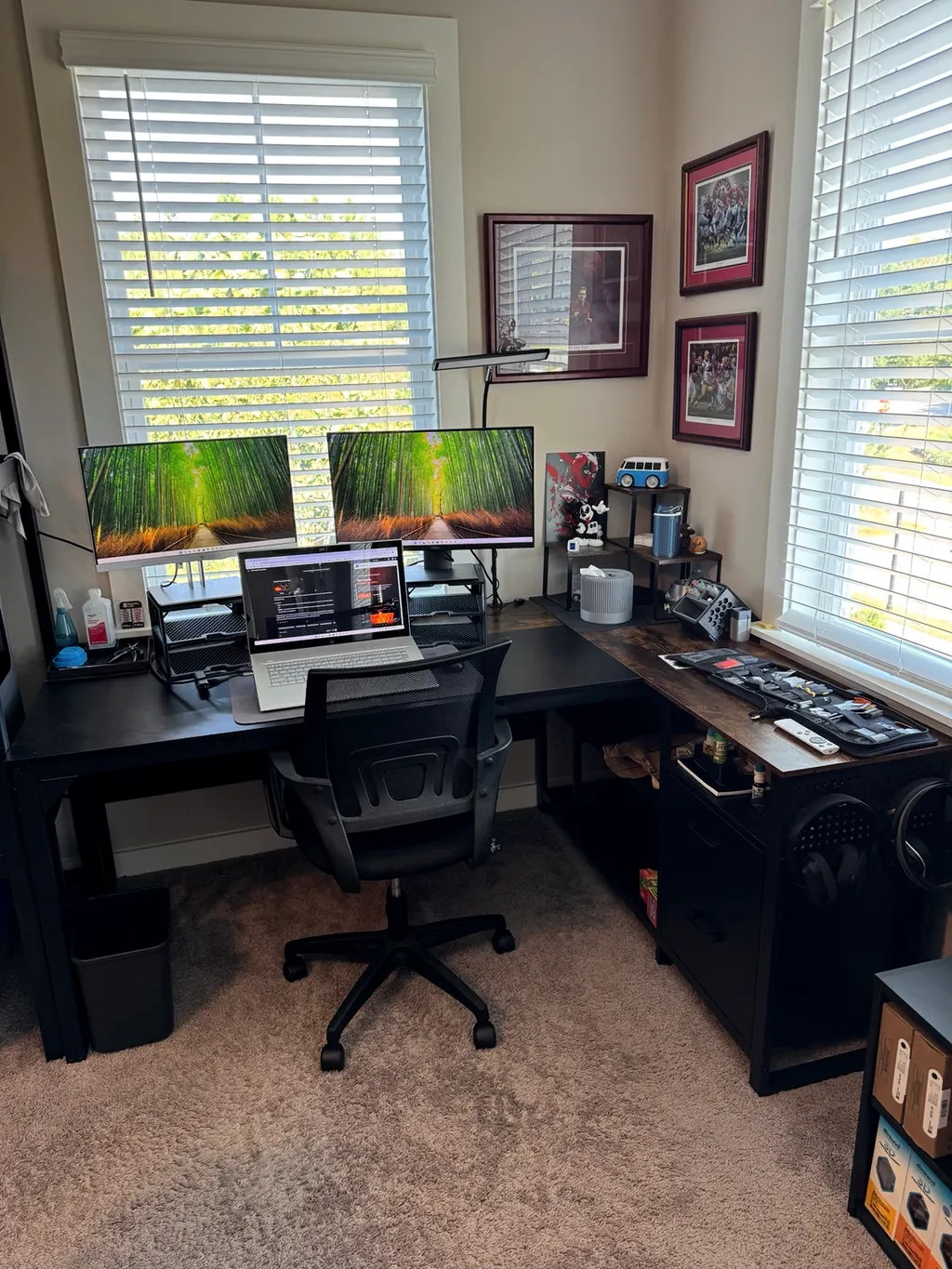Kirk's computer setup in the Helena studio: one chair, two monitors and a laptop with the slicer open.